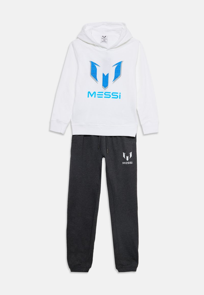 Λευκό φούτερ με μπλε λογότυπο Messi και μαύρη φόρμα με λευκό λογότυπο Messi, απεικονισμένα απλωμένα σε λευκό φόντο.
