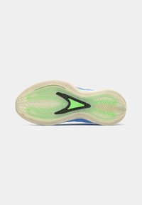 Suela de zapatilla deportiva azul con goma texturizada, acentos verdes y un patrón de espiga. Material duradero; cuenta con un inserto negro en la entresuela.