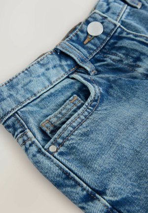 Denim-Shorts in Hellblau mit einem ausgewaschenen Finish. Zu den Merkmalen gehören eine Vordertasche, ein Metallknopfverschluss und kontrastierende Nähte.
