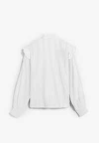 Camisa blanca de manga larga con detalles de volantes en los hombros, textura suave y patrón de rayas verticales; cuello con botones y puños fruncidos.