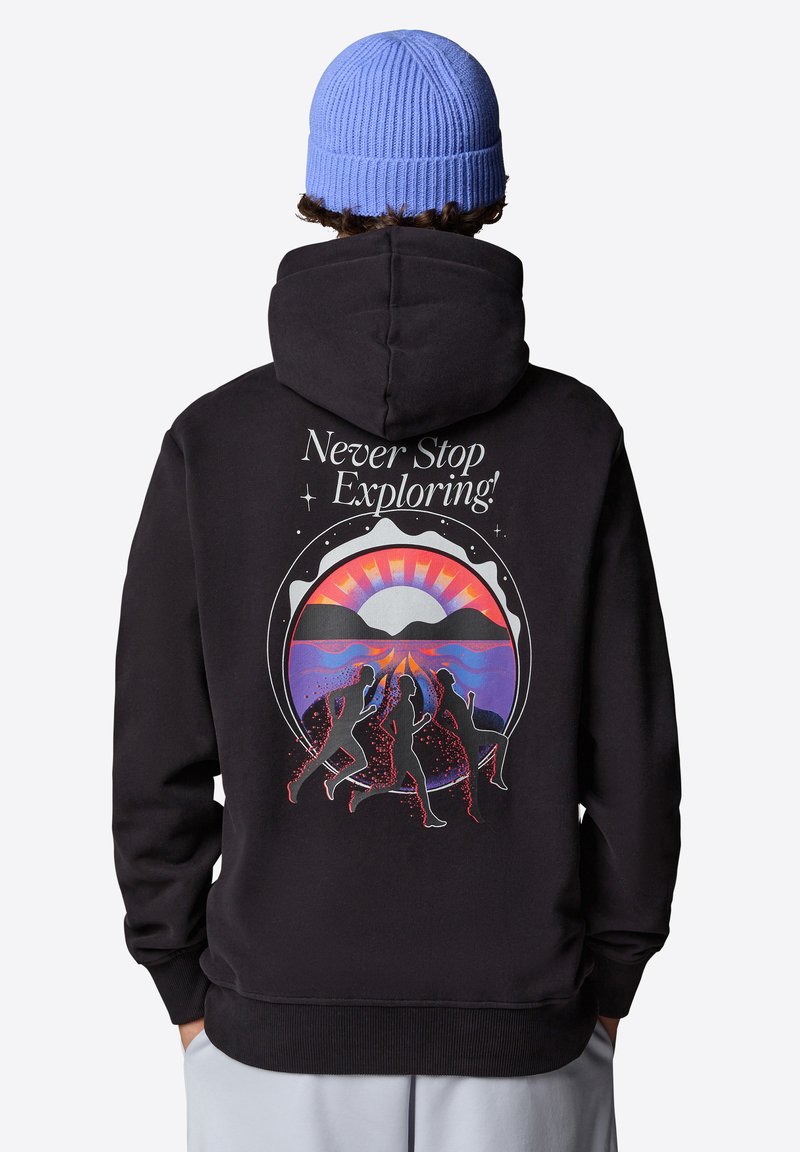 Felpa con cappuccio nera caratterizzata da un design grafico con silhouette di corridori e una scena di tramonto colorata. Include il testo: "Non Smettere Mai di Esplorare!"