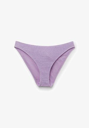 Lila Bikinislip aus strukturiertem Stoff mit hohem Beinausschnitt und glattem Innenfutter, vor weißem Hintergrund dargestellt.