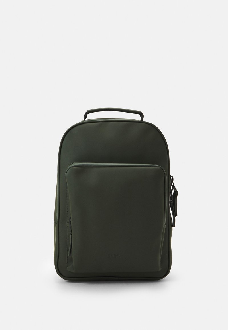 Mörkgrön ryggsäck i slätt material; har en framficka och ett handtag på toppen; minimalistisk design, rektangulär form.