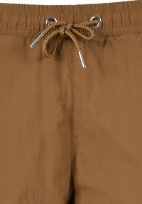 Bruine zwemshorts met een trekkoord in de taille. Kenmerkt zich door zilveren oogjes en een textuurstof, met een gladde afwerking en een elastische tailleband.