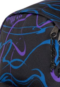 Zaino con tessuto nero decorato da motivi astratti blu e viola a spirale. Sono visibili due zip con tiranti.