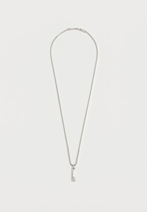 Verižica srebrne barve z ravnim pravokotnim obeskom, ki visi na sredini, na preprostem belem ozadju.