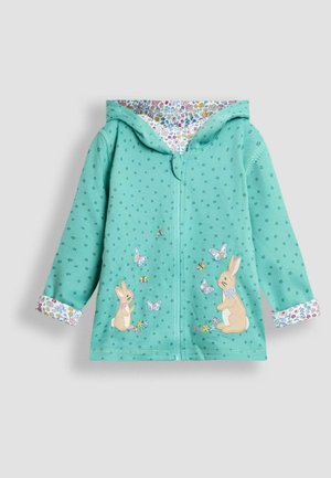 Tirkizna zip-up jakna s kapuljačom, obložena cvjetnim uzorkom i izvezenim zečevima, leptirima i malim cvjetovima sprijeda.