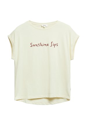 Koszula w kolorze kremowym z krótkim rękawem, z podwiniętymi mankietami i brązowym napisem "Sunshine Sips" na piersi.