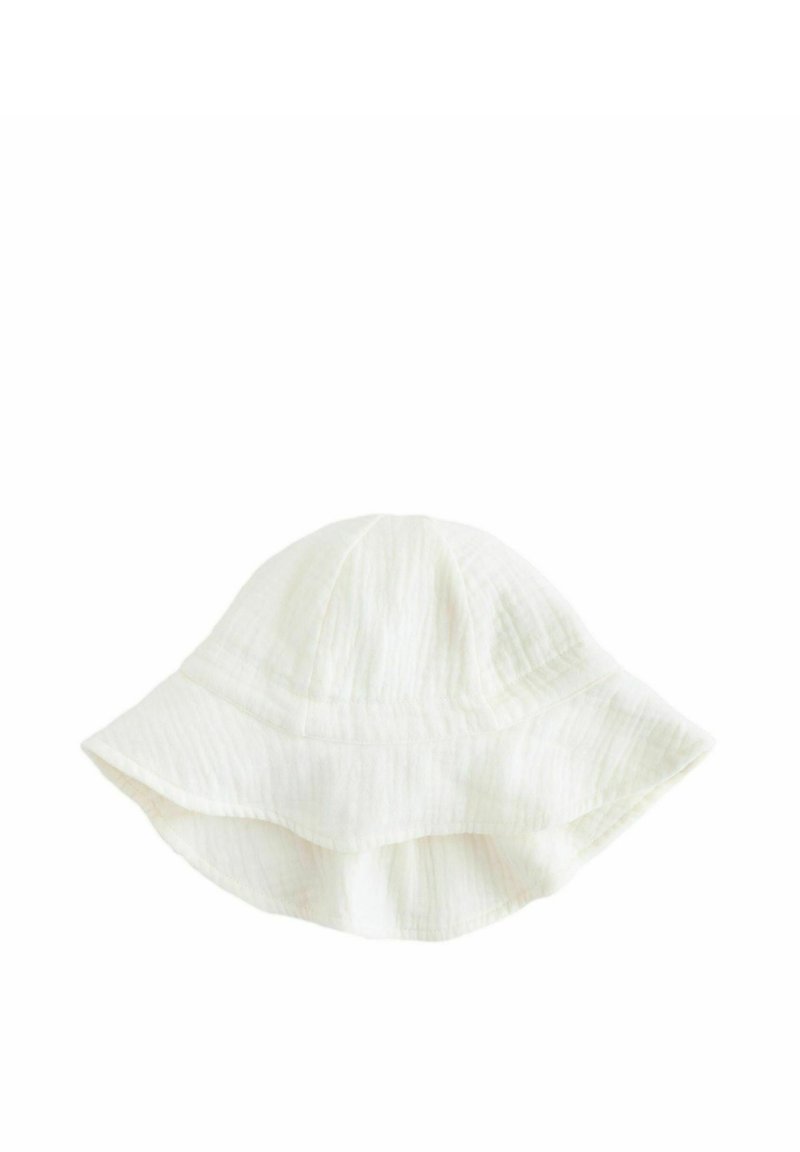 Chapeau seau en coton blanc avec un large bord évasé et une finition texturée et froissée. Conçu pour la protection solaire et pour un port décontracté.