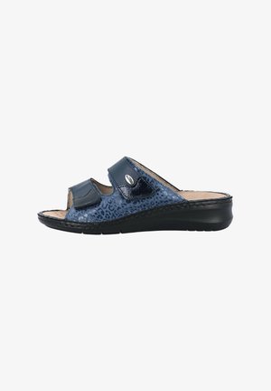 Infradito blu con due cinturini regolabili, texture a stampa leopardata, materiale in pelle e suola nera imbottita.