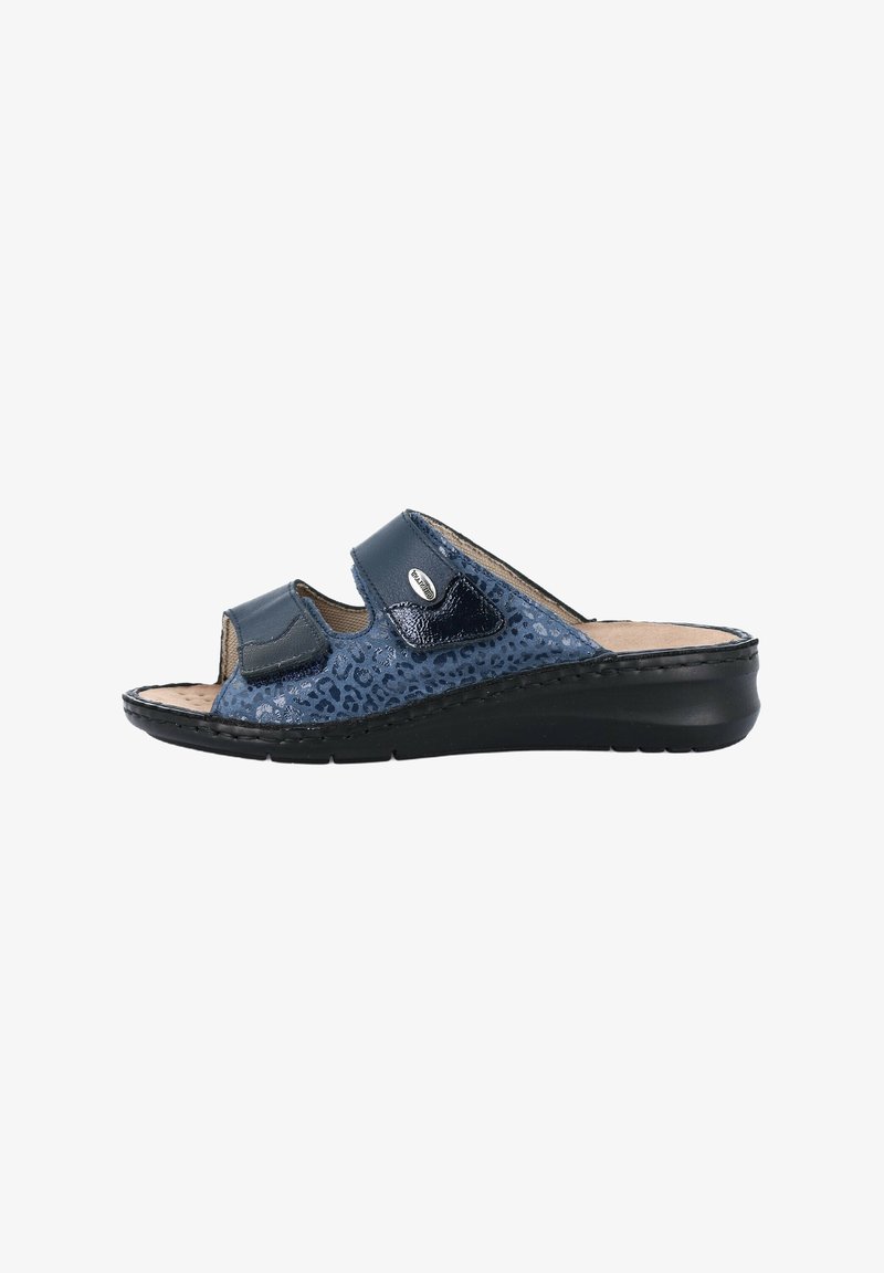 Infradito blu con due cinturini regolabili, texture a stampa leopardata, materiale in pelle e suola nera imbottita.