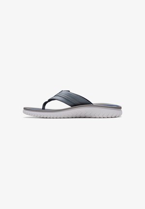 Herren-Casual-Sandale mit marineblauen Lederriemen und einer dicken weißen strukturierten Sohle, seitlich auf weißem Hintergrund dargestellt.
