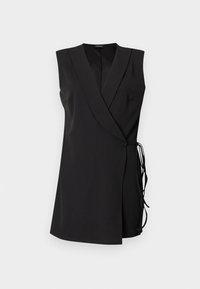 Robe portefeuille noire sans manches avec décolleté en V profond et détail noué sur le côté, présentée sur un fond blanc.