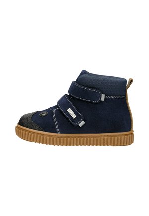 Bottines bleu marine en daim avec un bout noir texturé, deux sangles Velcro et une semelle en caoutchouc avec un motif strié.