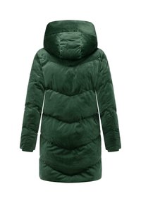 Chaqueta verde acolchada con capucha, que presenta una tela suave y texturizada con un patrón de rombos acolchados. Mangas largas y un diseño de longitud media.