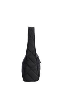 Bolso de hombro de tela acolchada negra con una correa ancha, mostrado de lado contra un fondo blanco.