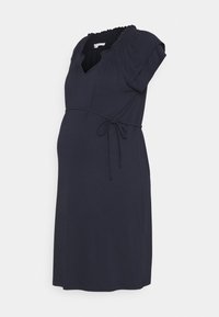 Marineblå gravidklänning i stretchigt material, med en smockad halsringning, korta ärmar och justerbart knytbälte för en figurnära silhuett.