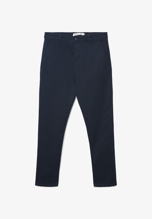 Granatowe bawełniane spodnie o dopasowanym kroju, wyposażone w dwie przednie kieszenie, zapięcie na guziki oraz gładką fakturę. Nadają się na co dzień.