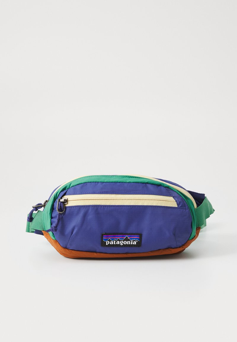 Marsupio Patagonia in viola, verde e arancione. Dotato di una tasca frontale con zip, tracolla regolabile e tessuto resistente con texture liscia.