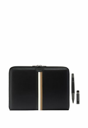 Sort lynlåslæderportefølje med lodrette creme- og brunstriber, ledsaget af en sort fyldepen og pennekappe.