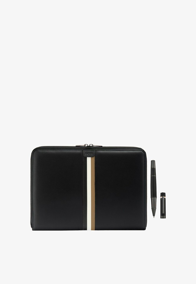 Portefeuille en cuir noir avec fermeture éclair, orné de rayures verticales crème et marron, accompagné d'un stylo-plume noir et d'un capuchon de stylo.