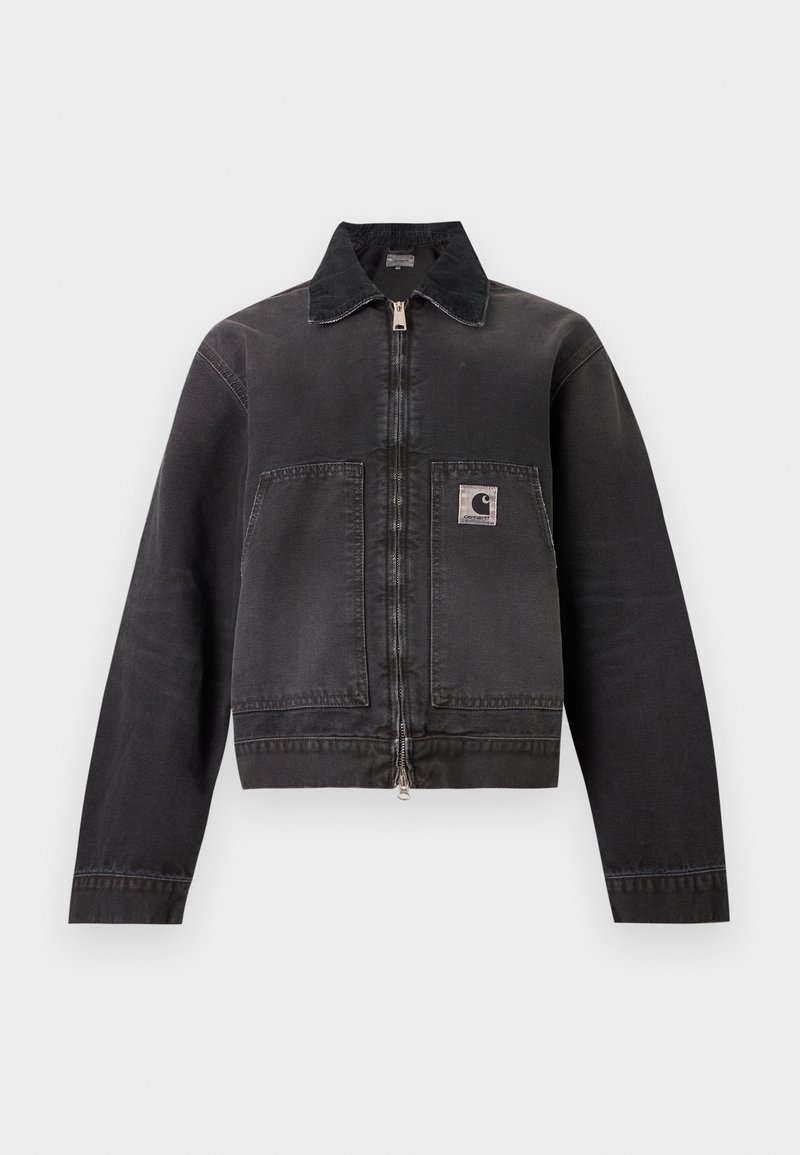 Veste de travail noire zippée avec col pointu, deux grandes poches avant et un écusson logo sur la poche gauche.