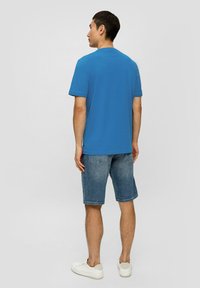 s.Oliver MIT GROSSEM LABEL - T-shirt print - royalblau