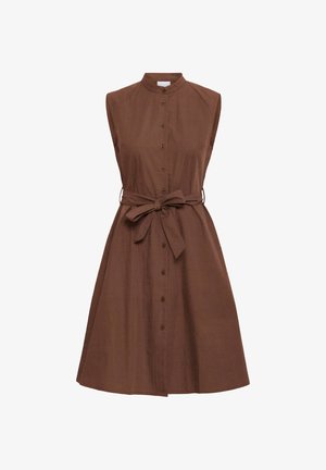Mouwloze bruine blousejurk met mandarijnkraag en ceintuur in de taille, uitlopende rok, knielengte, gemaakt van lichtgewicht stof.