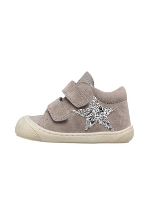 Scarpa grigia per bambino piccolo con due cinturini in velcro e una stella glitter argento sul lato, suola e puntale in gomma bianca.