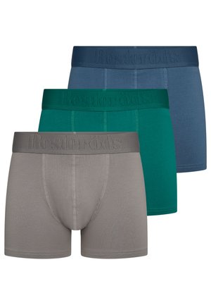 Tre par herreboxershorts i grå, grøn og blå, hver med en matchende linning med præget brandnavn.