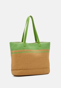 Bolsa de yute trenzada con una base marrón y una franja superior verde, con dos asas de imitación de cuero verde. Textura suave, amplio espacio interior.