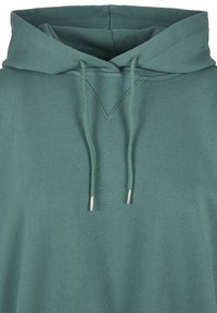 Hooded sweatshirt v teal zeleni, narejen iz mehkega blaga. Ima trikotnikast izrez, nastavljive vrvice in srebrne konice.