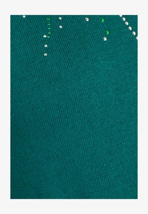 Teal gebreide trui met een gladde textuur, versierd met decoratieve kristallen in verschillende maten, verticaal gerangschikt.