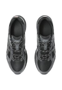 Scarpe da ginnastica nere con tomaia in rete e sintetico, punta arrotondata, lacci grigi, collare imbottito e accenti del logo sulla linguetta.