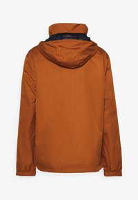 Chaqueta con capucha resistente al agua en un tono naranja terroso, que cuenta con puños elásticos y un forro de malla en la capucha. Dise�ño simple y aerodinámico.