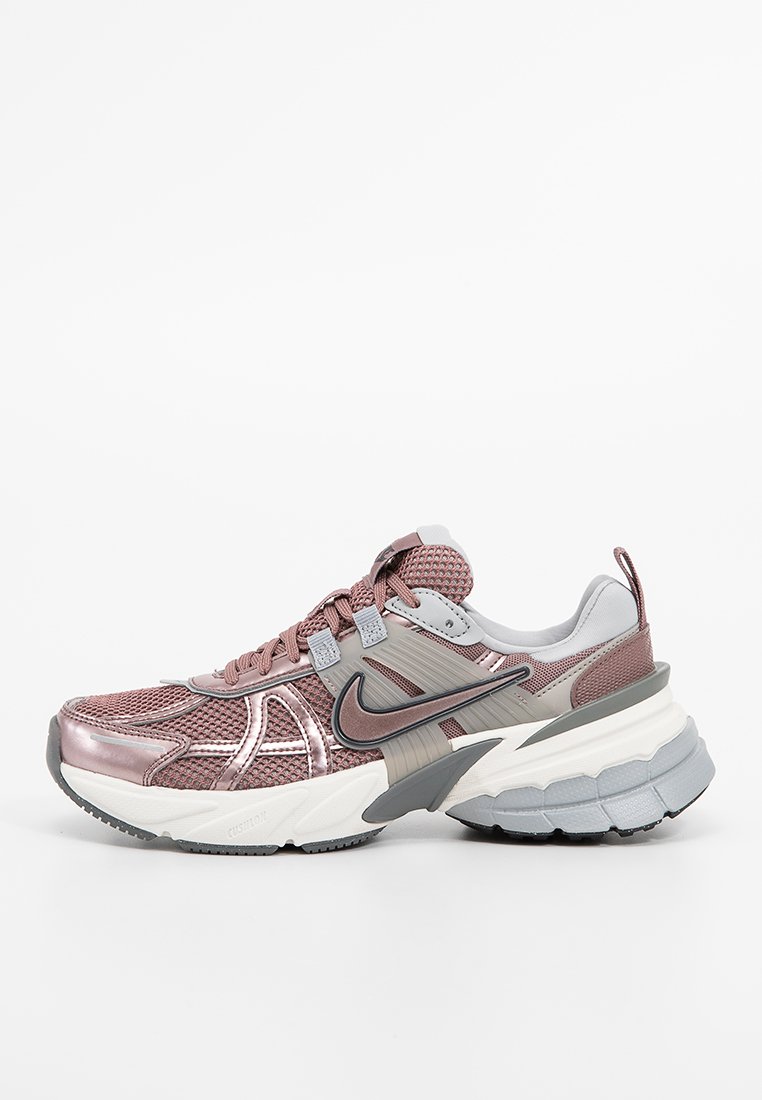 Zapatillas deportivas para hombre en rosa metálico, gris y blanco con parte superior de malla y sintético, suela gruesa acolchada y logotipo de Nike en el lateral.
