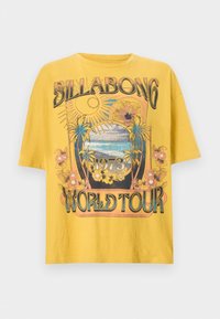 Κίτρινο κοντομάνικο πουκάμισο με εκτύπωση ρετρό στυλ που απεικονίζει ήλιο, φοίνικες, λουλούδια, κυματισμούς ωκεανού και το κείμενο «Billabong 1973 World Tour».