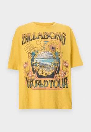 Chemise jaune à manches courtes avec imprimé de style vintage représentant un soleil, des palmiers, des fleurs, des vagues océaniques et le texte "Billabong 1973 World Tour".