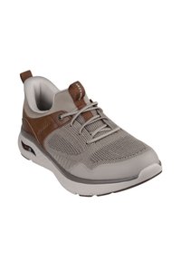 Sneaker da uomo in rete grigia con accenti marroni, punta rotonda, design con lacci, suola ammortizzata e linguetta sul tallone. Dotato di Arch Fit.