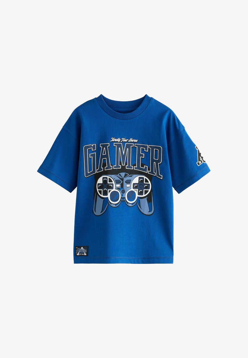 T-shirt in cotone blu con una grande grafica di un controller di gioco e la parola "GAMER" in caratteri in grAsseto. Collo a giro e maniche corte.