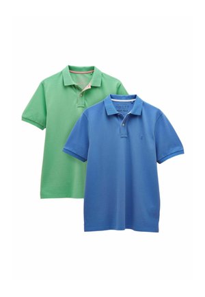 Zwei kurzärmelige Poloshirts, eines grün und eines blau, flach ausgelegt mit sichtbaren Kragen und Knopfleisten auf einem weißen Hintergrund.