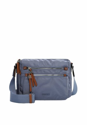 Sininen olkalaukku säädettävällä hihnalla, kaksi vetoketjullista etutaskua, joissa ruskeat nahkavetimet, ja metallinen brändilogolla etupuolella.