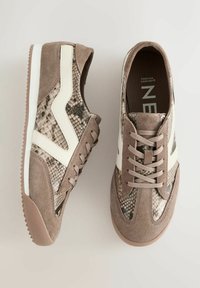 Braune Wildledersneaker mit Schlangenhautmusterakzenten, weißen Seitenstreifen, strukturiertem Obermaterial und Gummisohle, ausgestattet mit einem Schnürdesign.