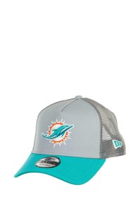 Graue Kappe mit einer türkisfarbenen Krempe und mesh Rückenteil. Mit einem gestickten Logo der Miami Dolphins in Türkis und Orange. Verstellbare Größe.