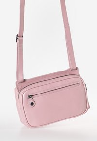 Borsa a tracolla in pelle rosa con forma piatta e rettangolare, dotata di una tasca frontale con zip e tracolla regolabile. Texture liscia con dettagli di cucitura.
