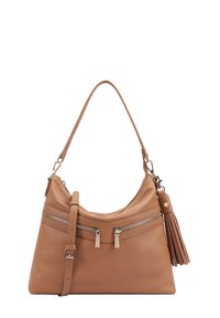 Sac à main en cuir tan au design souple, avec des poches zippées doubles et une bandoulière amovible. Il présente un accent en frange pour une touche supplémentaire.