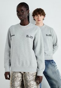 Jack & Jones PREMIUM JPRBLAHARVEY BRANDING CREW UNISEX - Melegítőfelső - light grey melange