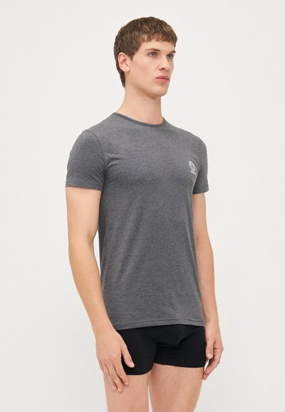 Männer Graues Kurzarm-T-Shirt aus einem weichen Stoff, mit rundem Halsausschnitt und kleinem Logo auf der linken Seite.