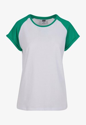 T-shirt blanc avec des manches raglan vertes. Comprend un col rond et des manches courtes. Fabriqué en matériau coton doux avec une texture lisse.