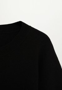 Černý pletený svetr s žebrovaným kulatým výstřihem a hladkým povrchem, zachycený zblízka.